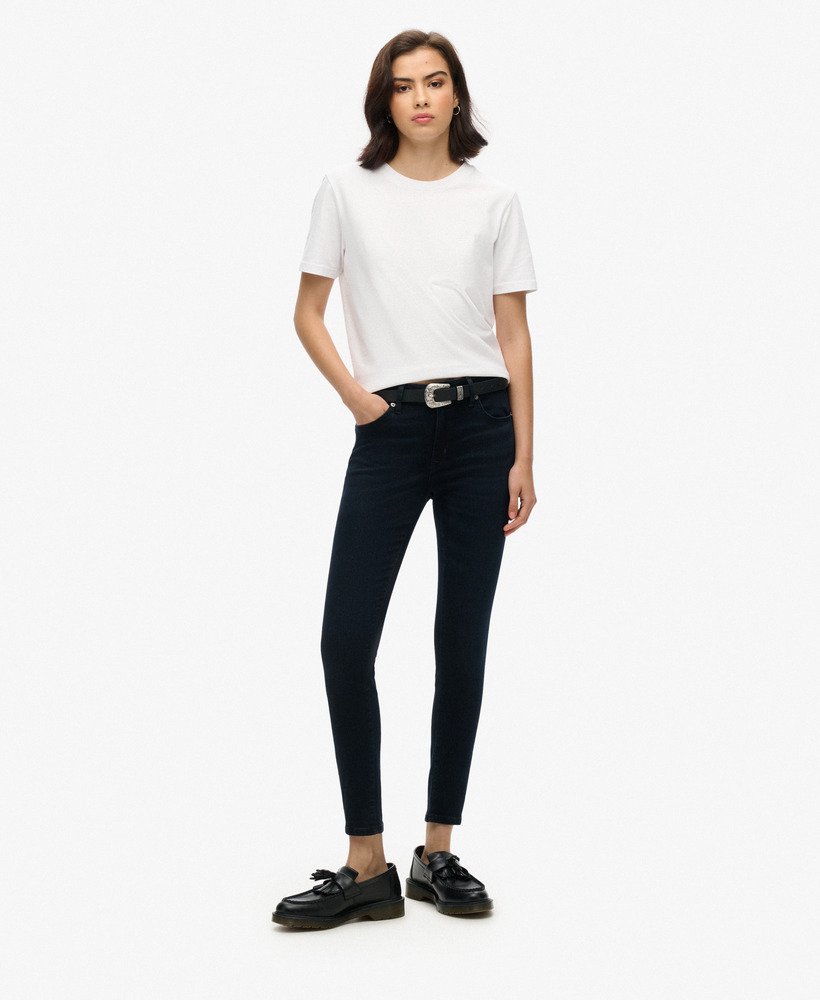 calça jeans skinny vintage de algodão orgânico cintura média nas cores azul víbora e preta.