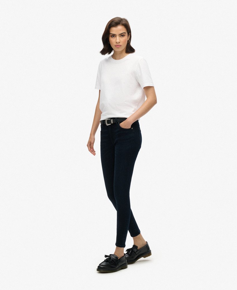 calça jeans skinny vintage de algodão orgânico cintura média nas cores azul víbora e preta.