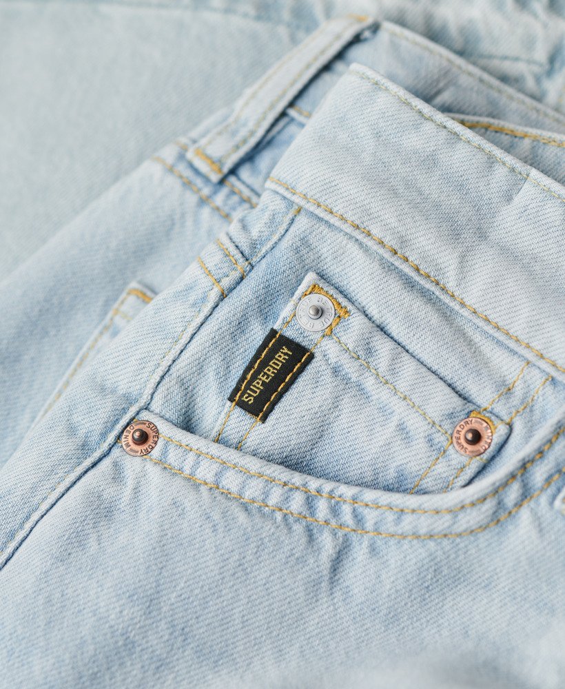 calça jeans flare de perna larga com barra desfiada na cor azul claro phoenix.