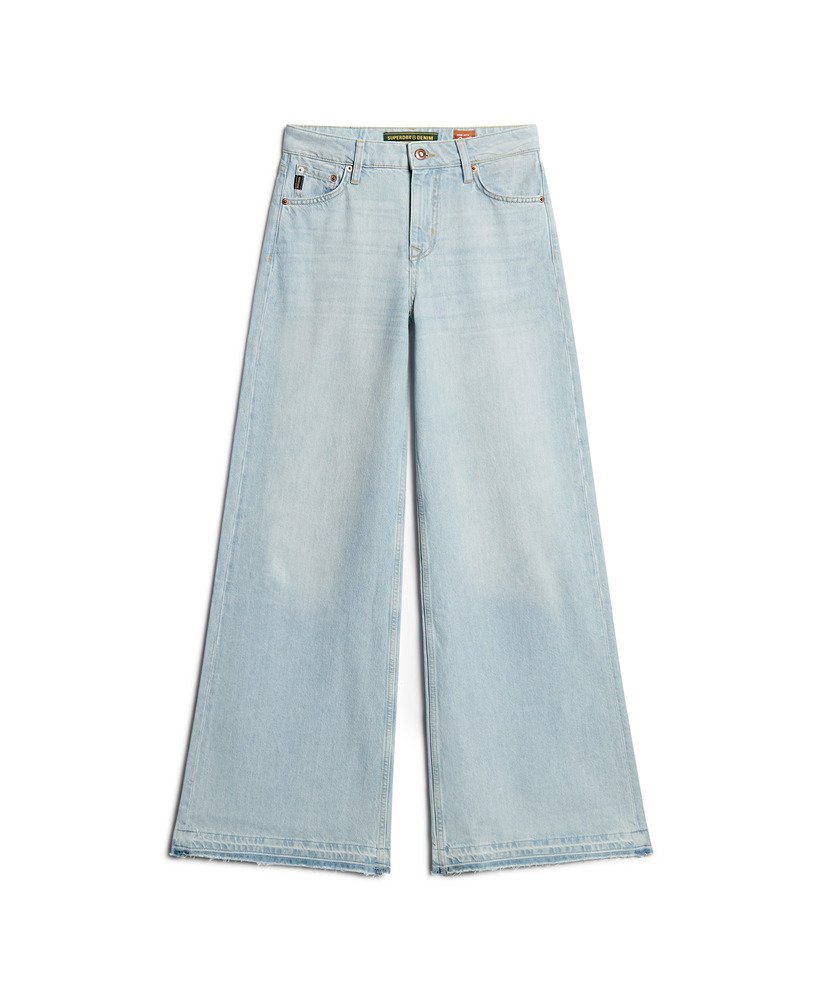 calça jeans flare de perna larga com barra desfiada na cor azul claro phoenix.