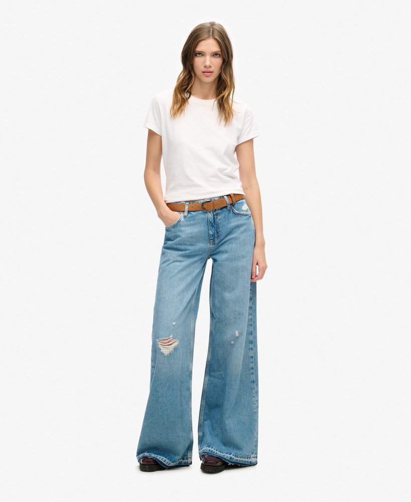 calça jeans flare de perna larga com barra desfiada na cor azul sun beach.