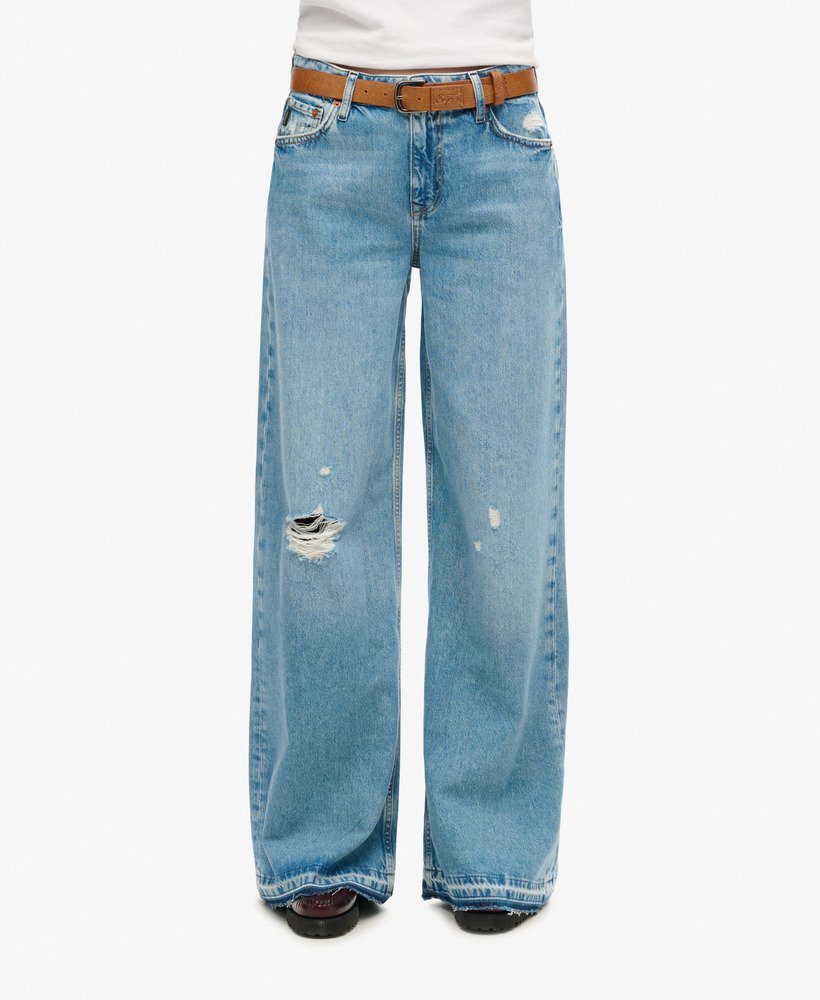 calça jeans flare de perna larga com barra desfiada na cor azul sun beach.