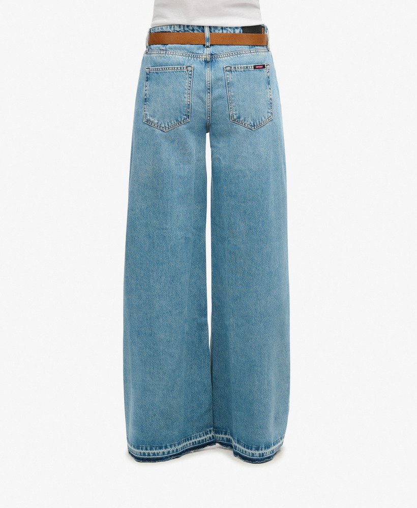 calça jeans flare de perna larga com barra desfiada na cor azul sun beach.