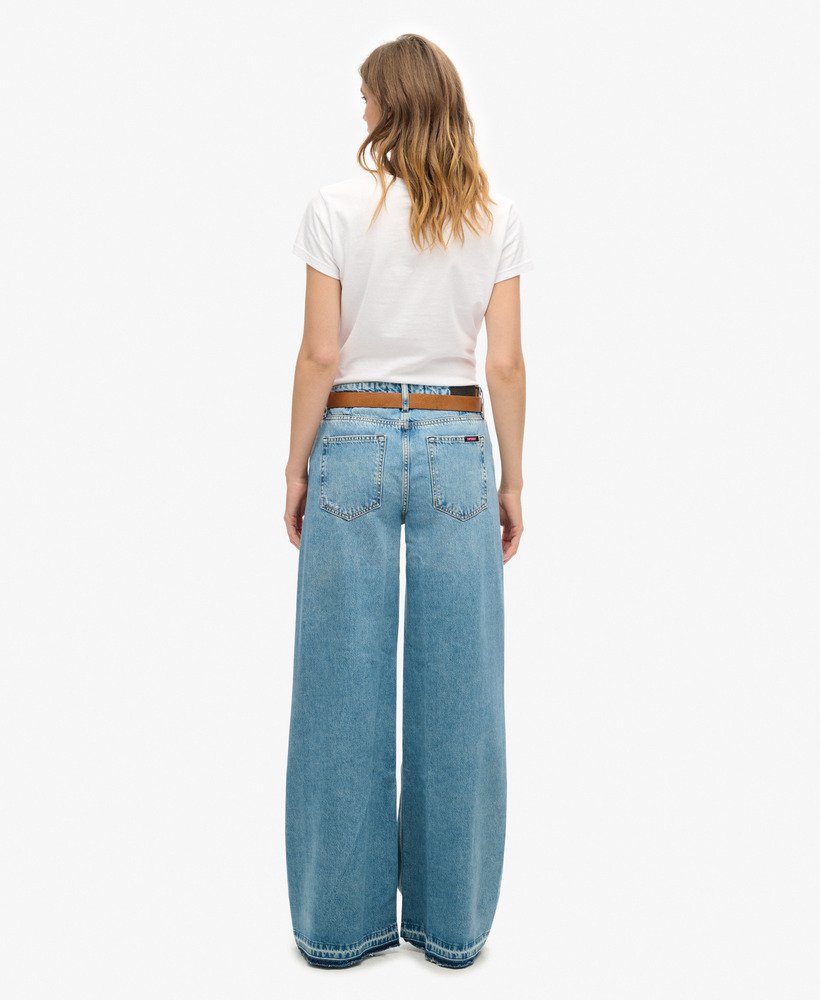 calça jeans flare de perna larga com barra desfiada na cor azul sun beach.