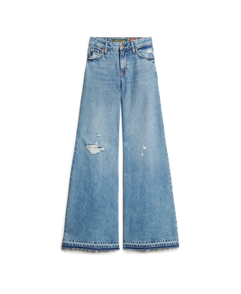 calça jeans flare de perna larga com barra desfiada na cor azul sun beach.