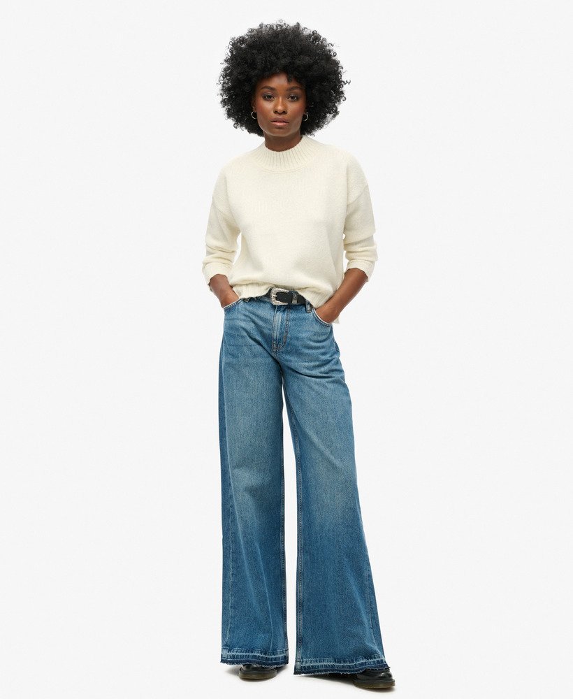 calça jeans flare de perna larga com barra desfiada na cor azul vintage wheeler