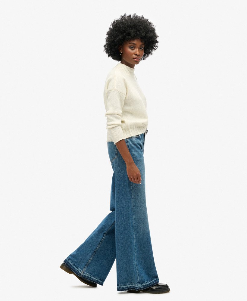 calça jeans flare de perna larga com barra desfiada na cor azul vintage wheeler