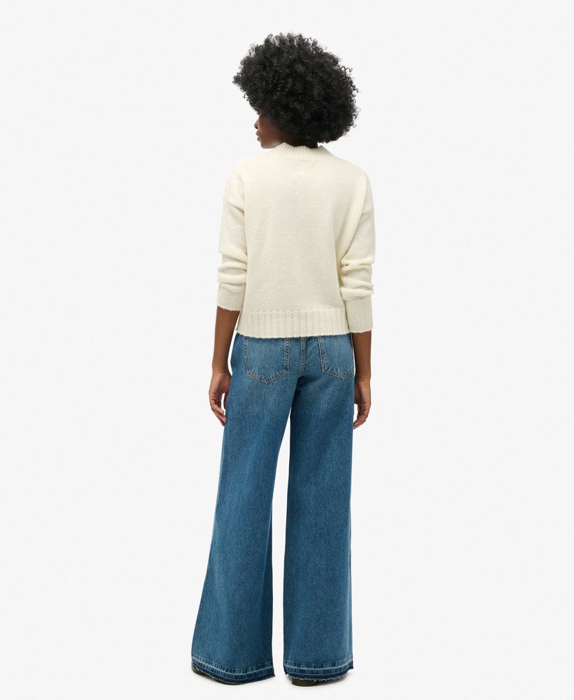 calça jeans flare de perna larga com barra desfiada na cor azul vintage wheeler