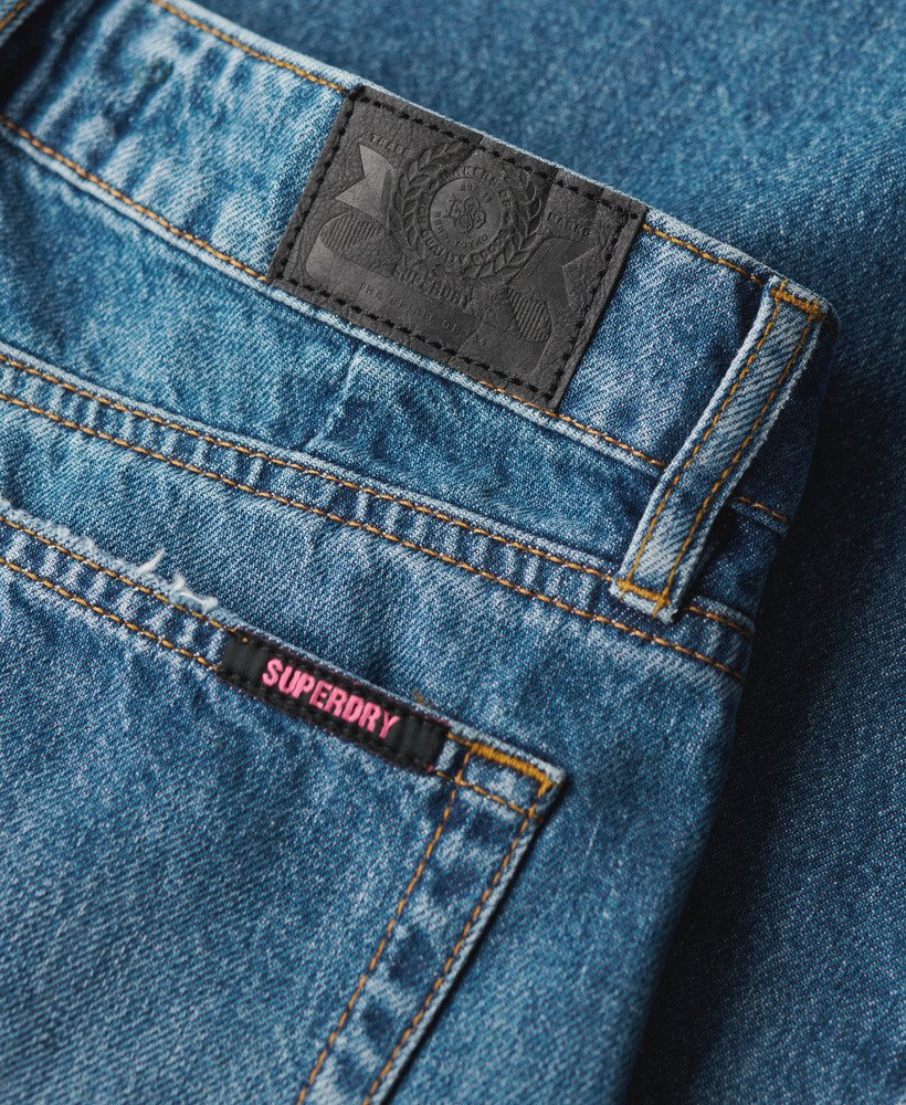 calça jeans flare de perna larga com barra desfiada na cor azul vintage wheeler