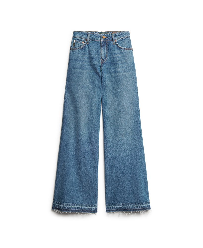 calça jeans flare de perna larga com barra desfiada na cor azul vintage wheeler