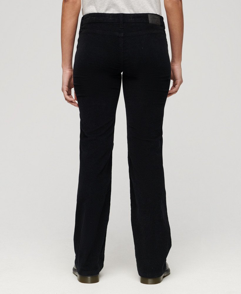 calça jeans flare de veludo cotelê de cintura baixa na cor preta.