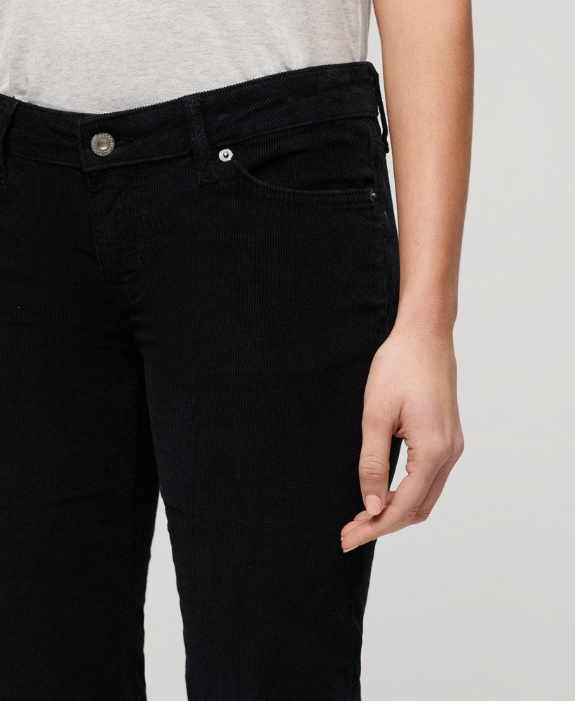calça jeans flare de veludo cotelê de cintura baixa na cor preta.