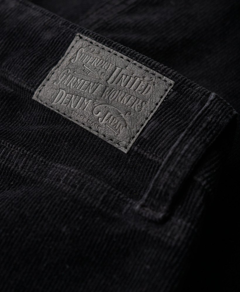 calça jeans flare de veludo cotelê de cintura baixa na cor preta.