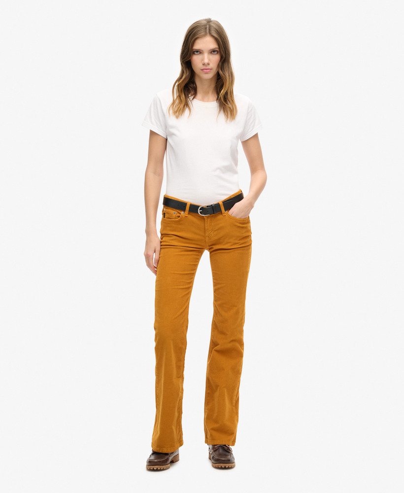 calça jeans flare de cintura baixa em veludo cotelê na cor marrom abóbora.