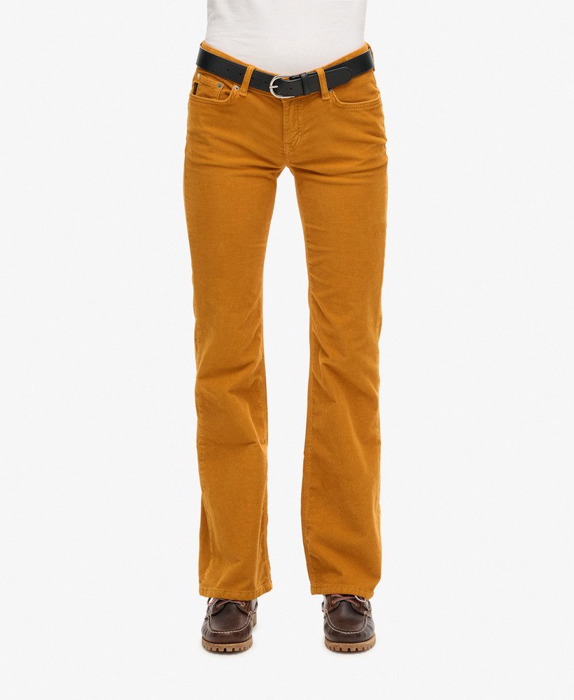 calça jeans flare de cintura baixa em veludo cotelê na cor marrom abóbora.