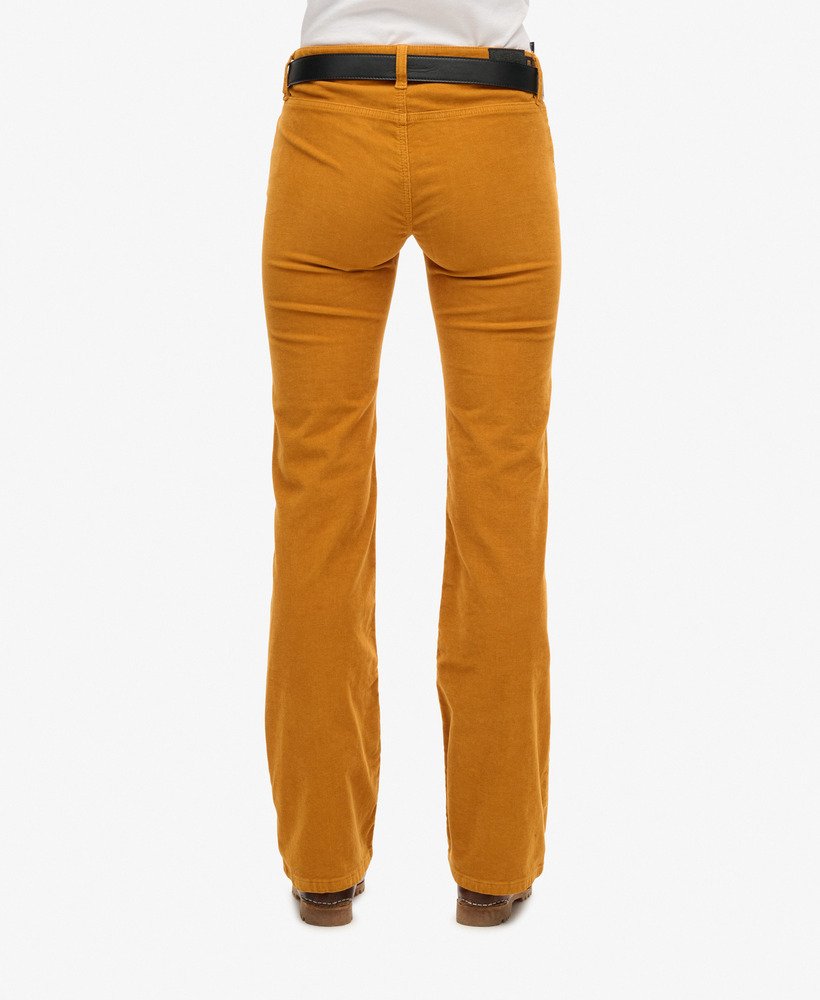 calça jeans flare de cintura baixa em veludo cotelê na cor marrom abóbora.