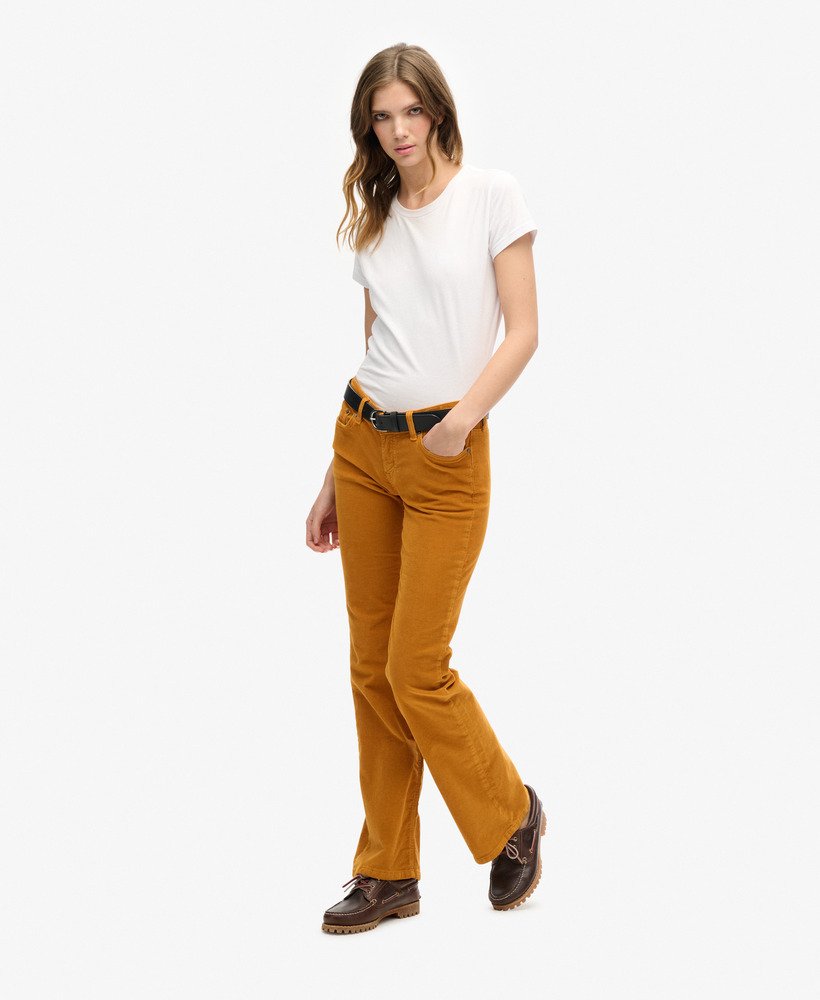 calça jeans flare de cintura baixa em veludo cotelê na cor marrom abóbora.