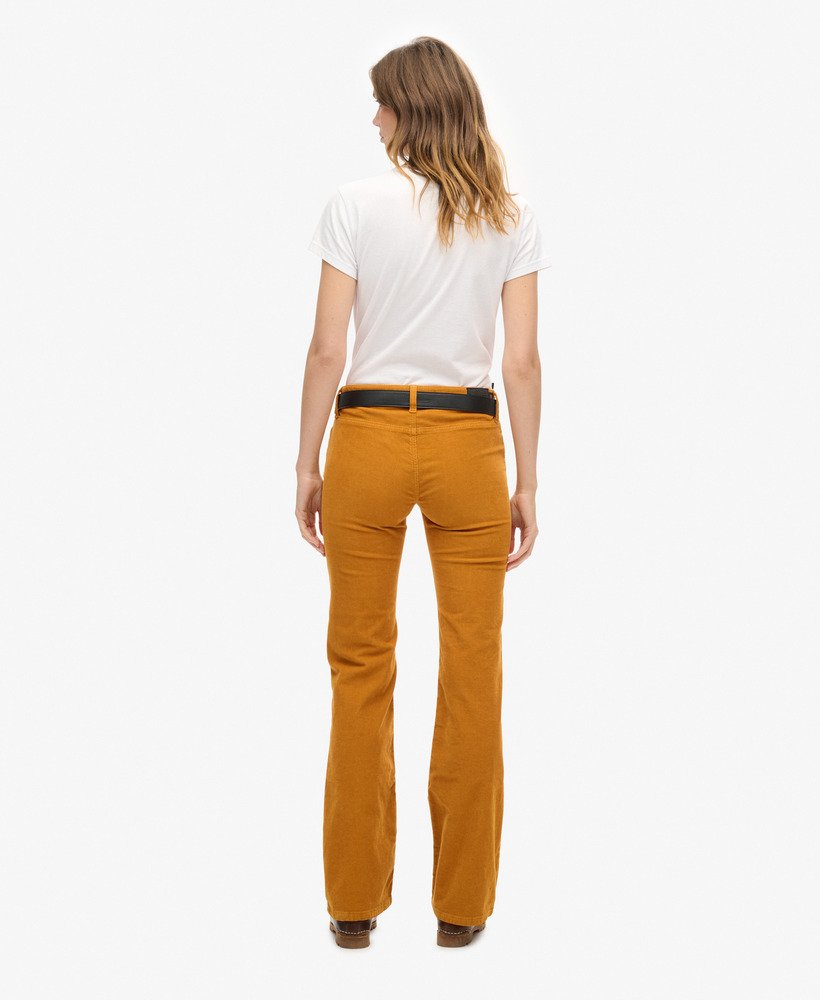 calça jeans flare de cintura baixa em veludo cotelê na cor marrom abóbora.