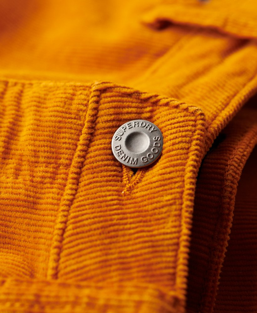 calça jeans flare de cintura baixa em veludo cotelê na cor marrom abóbora.