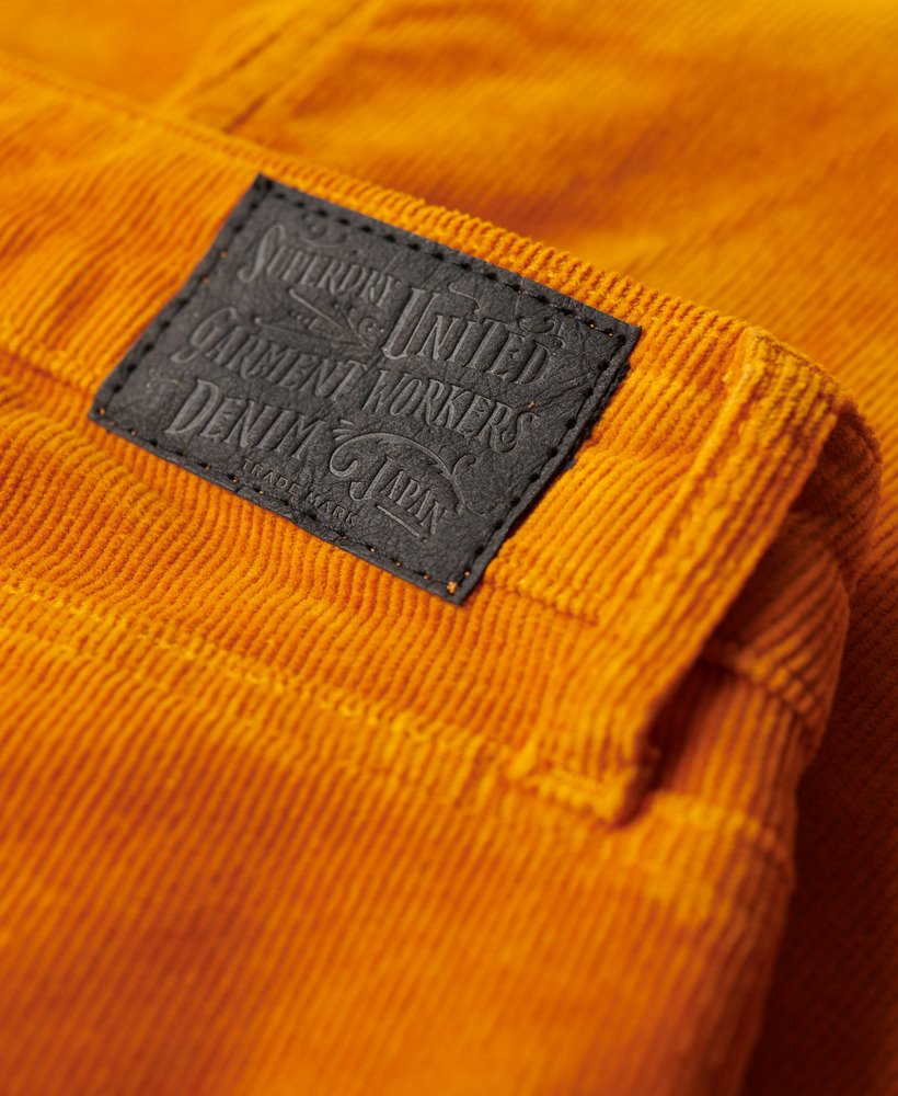 calça jeans flare de cintura baixa em veludo cotelê na cor marrom abóbora.