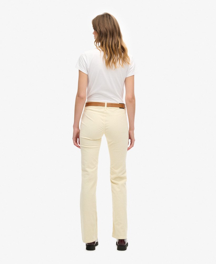 calça jeans flare de veludo cotelê de cintura baixa na cor ostra