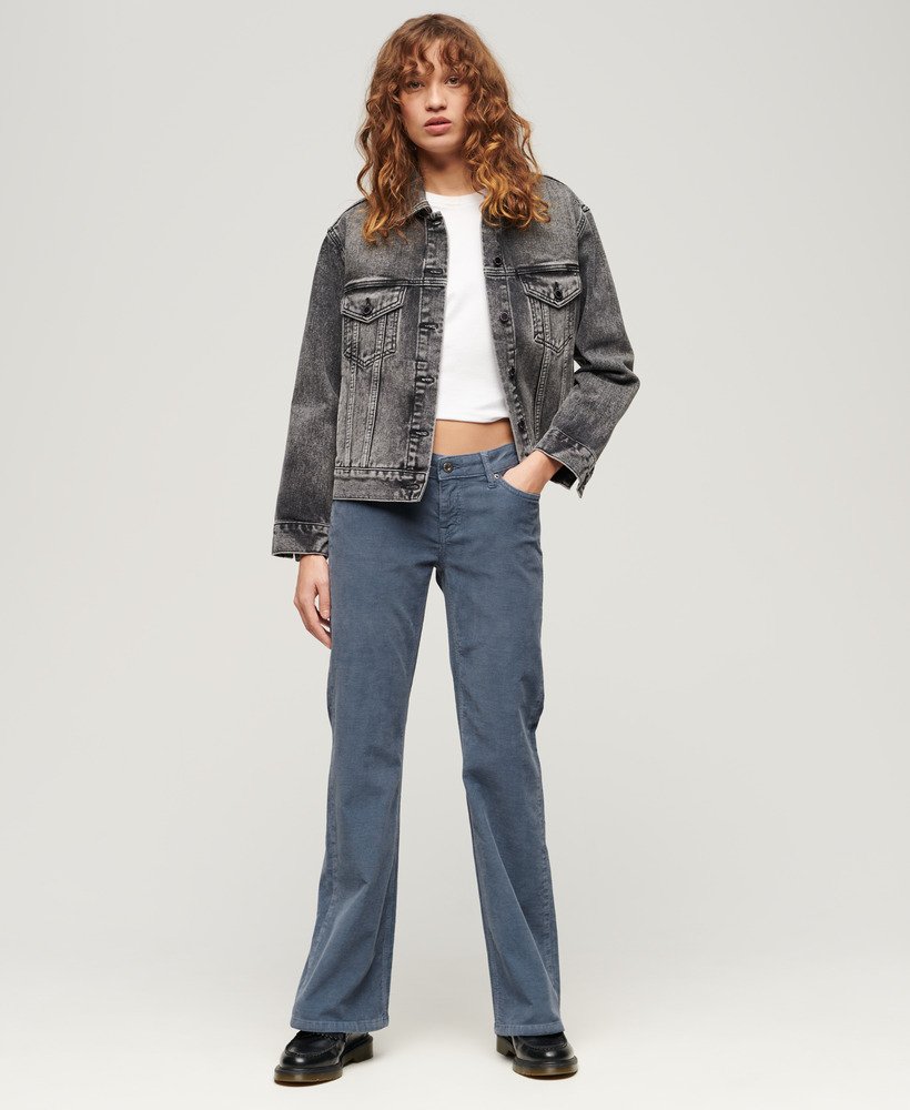 calça jeans flare de cintura baixa em veludo cotelê azul lavado