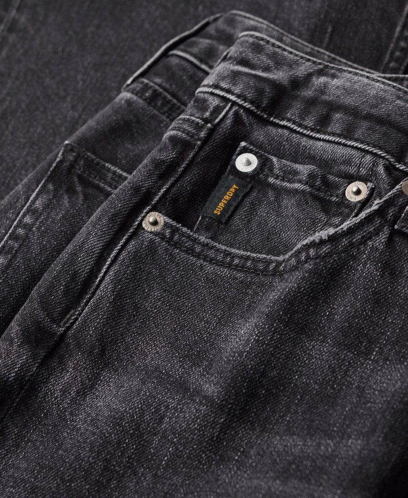Calça jeans vintage de cintura média e modelagem flare slim.