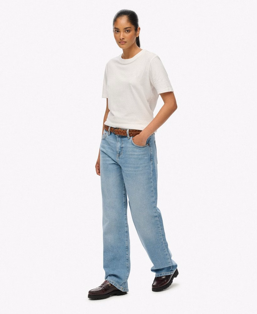 Calça jeans de algodão orgânico, cintura média e pernas largas.