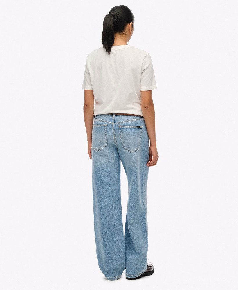 Calça jeans de algodão orgânico, cintura média e pernas largas.