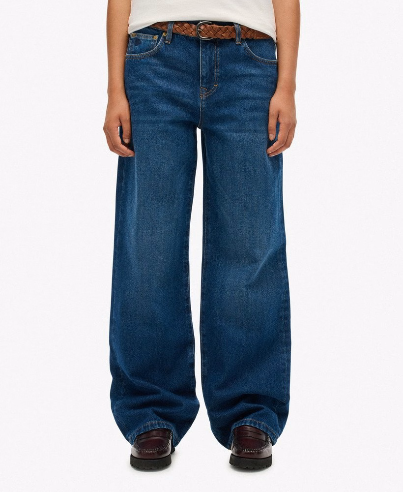 Calça jeans de algodão orgânico, cintura média e pernas largas.