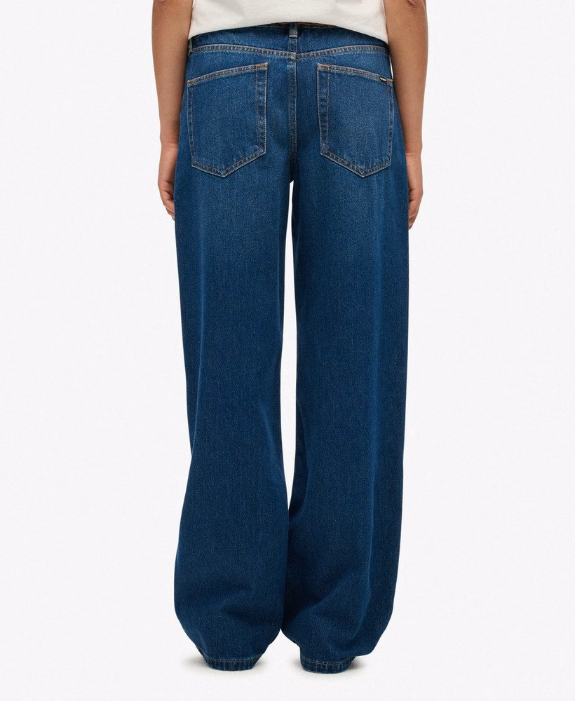 Calça jeans de algodão orgânico, cintura média e pernas largas.