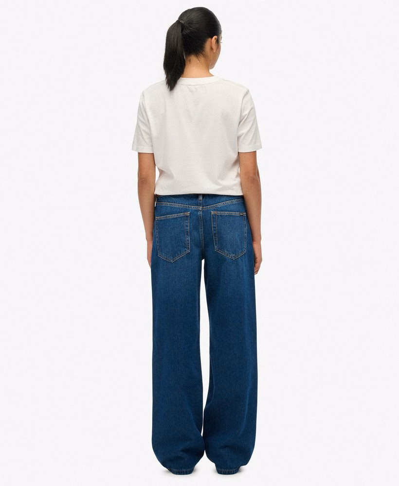 Calça jeans de algodão orgânico, cintura média e pernas largas.