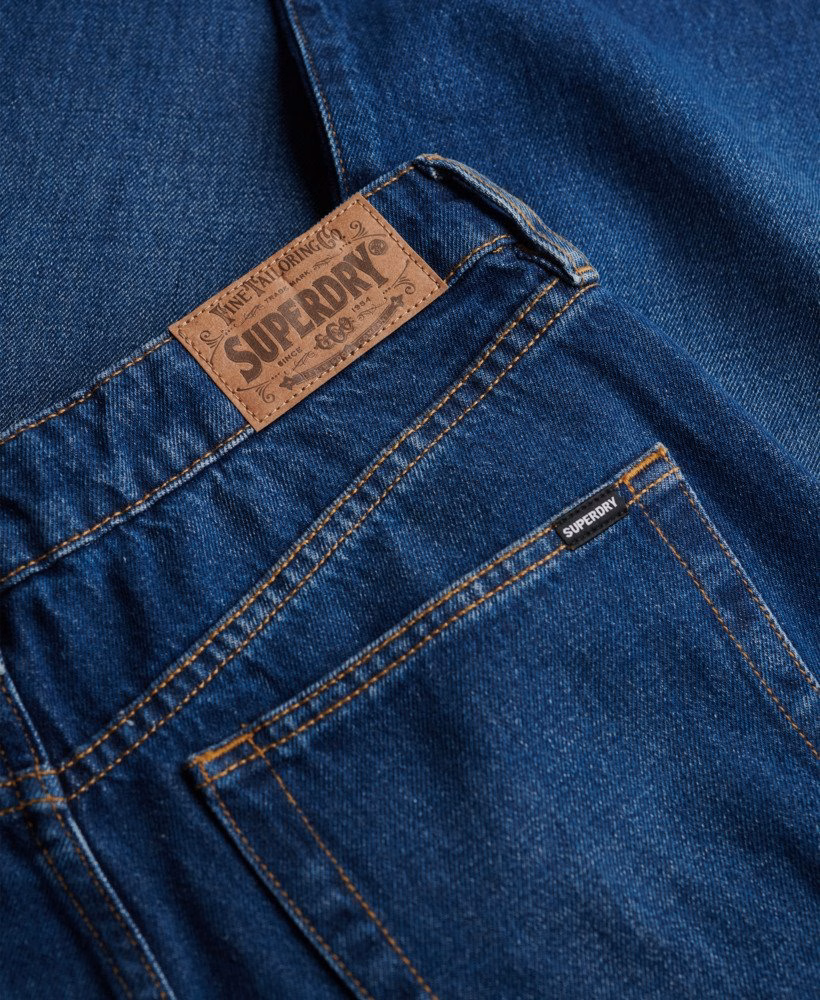Calça jeans de algodão orgânico, cintura média e pernas largas.