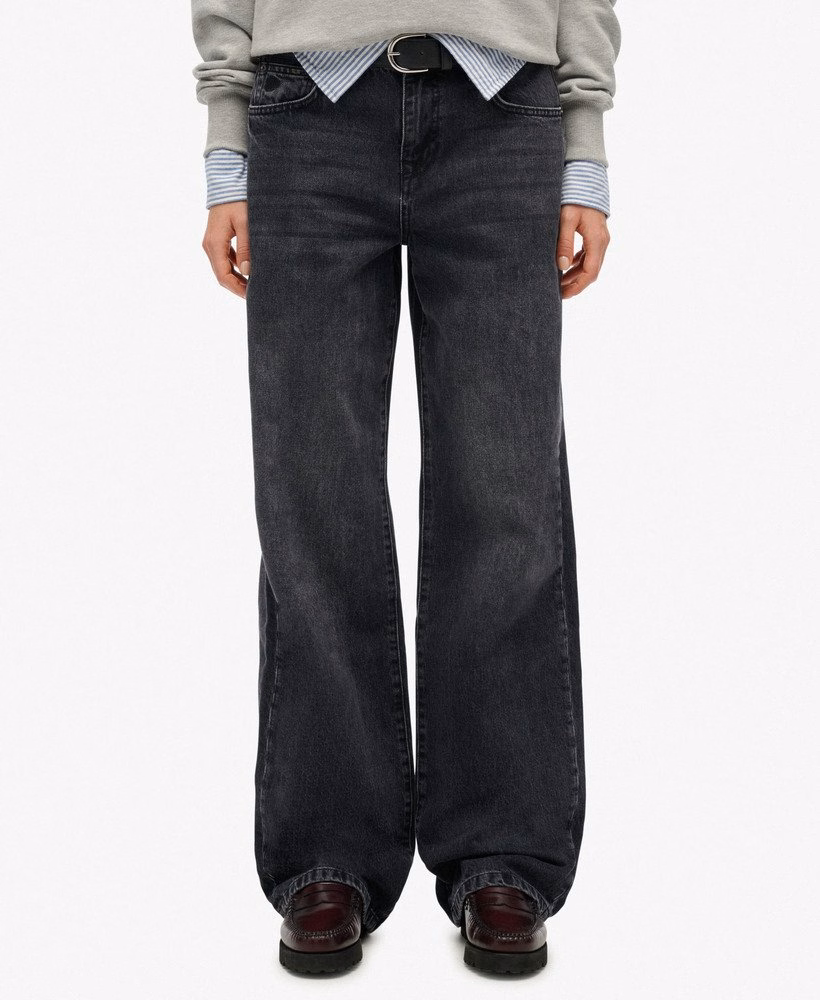 Calça jeans de algodão orgânico, cintura média e pernas largas.