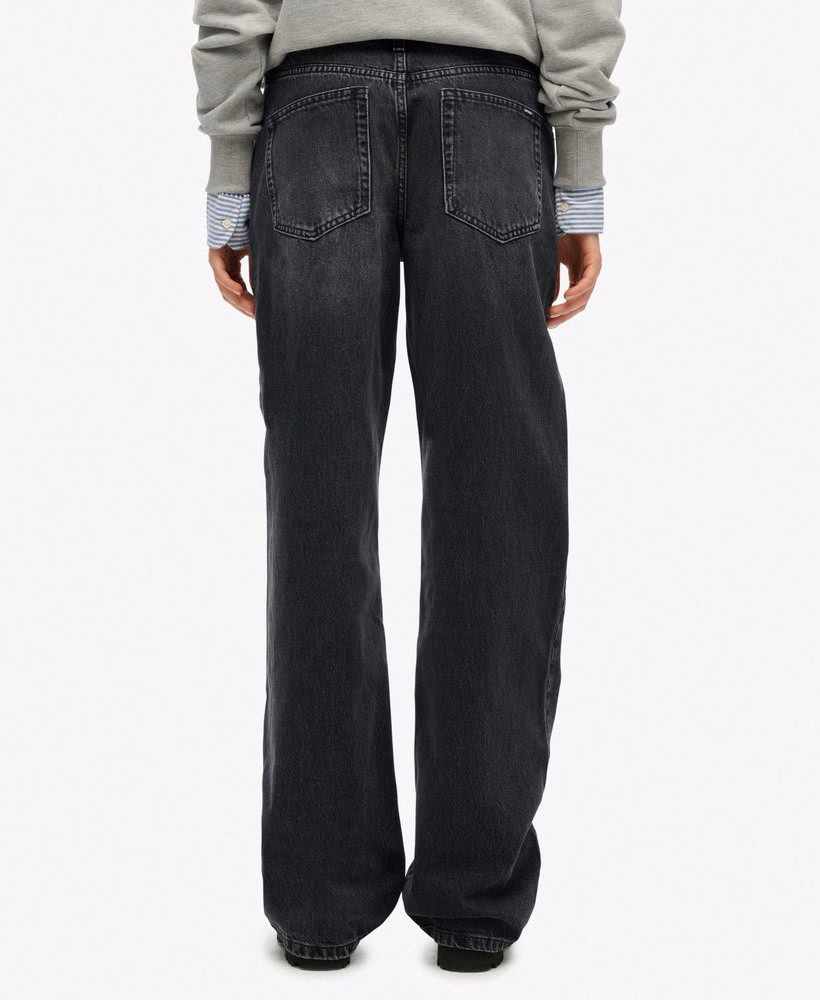 Calça jeans de algodão orgânico, cintura média e pernas largas.