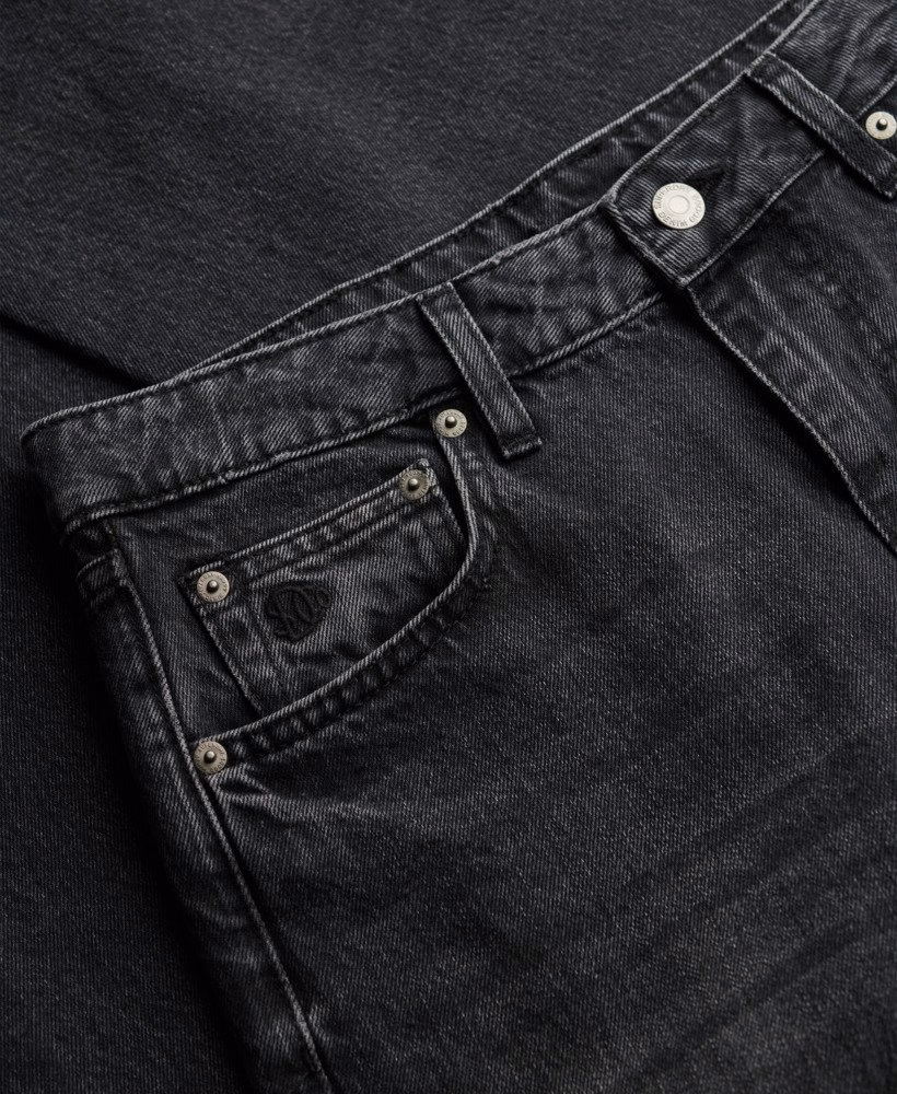 Calça jeans de algodão orgânico, cintura média e pernas largas.