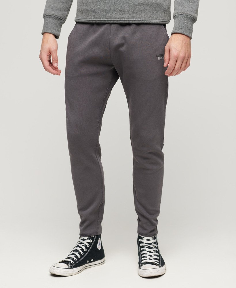 calça de moletom sport tech tapered na cor cinza escuro.