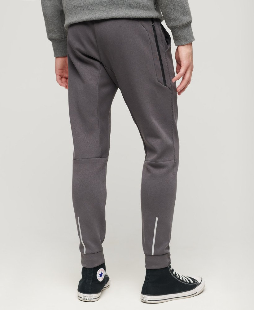 calça de moletom sport tech tapered na cor cinza escuro.