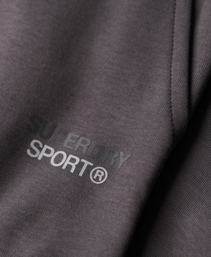 calça de moletom sport tech tapered na cor cinza escuro.