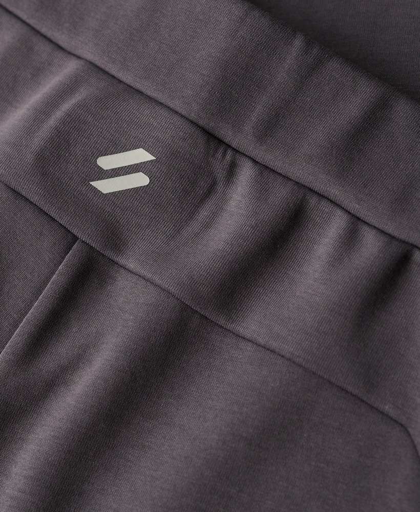 calça de moletom sport tech tapered na cor cinza escuro.