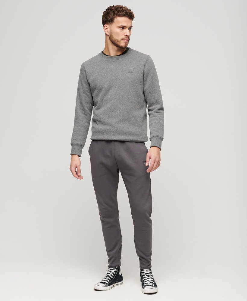 calça de moletom sport tech tapered na cor cinza escuro.