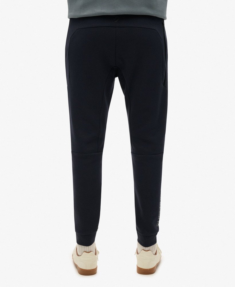calça de moletom sport tech logo tapered na cor azul marinho eclipse
