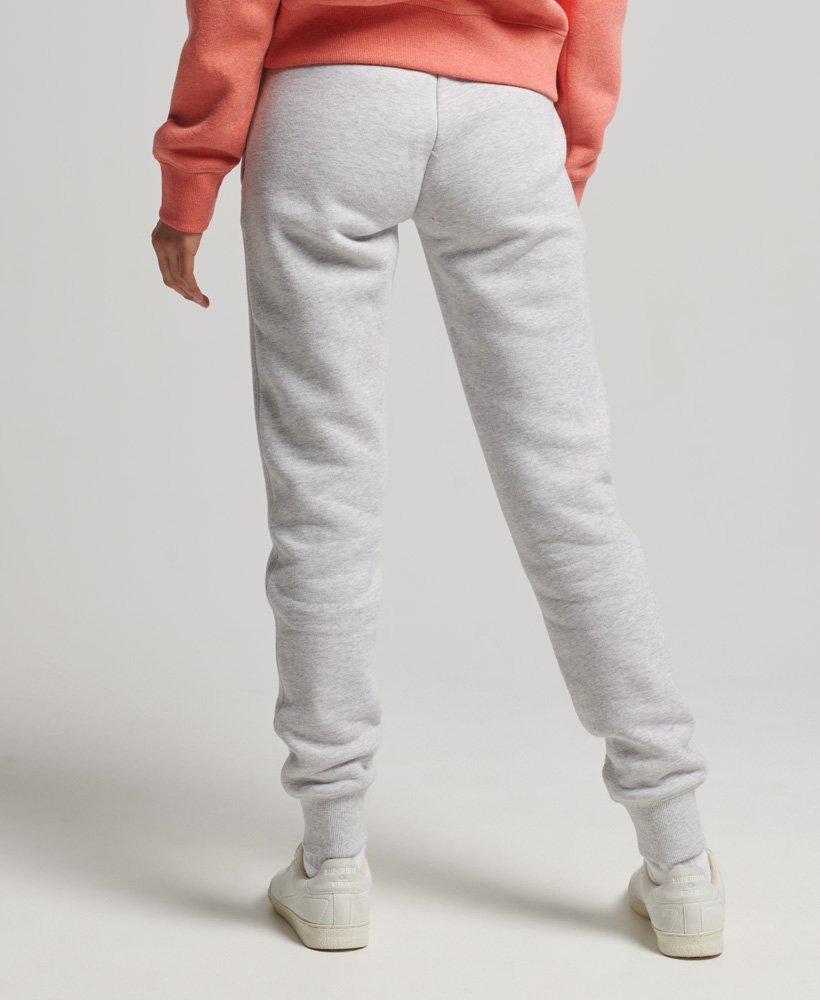 calça de moletom vintage em algodão orgânico com logo bordado na cor cinza mesclado glaciar.