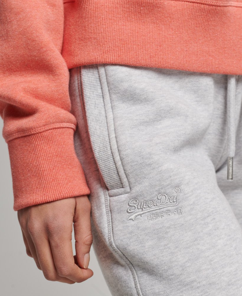 calça de moletom vintage em algodão orgânico com logo bordado na cor cinza mesclado glaciar.
