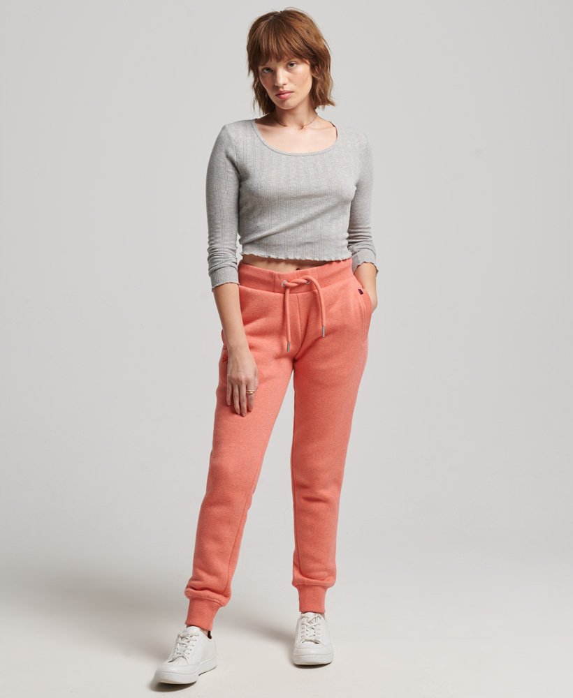 calça de moletom essential logo em algodão orgânico na cor la coral mesclado