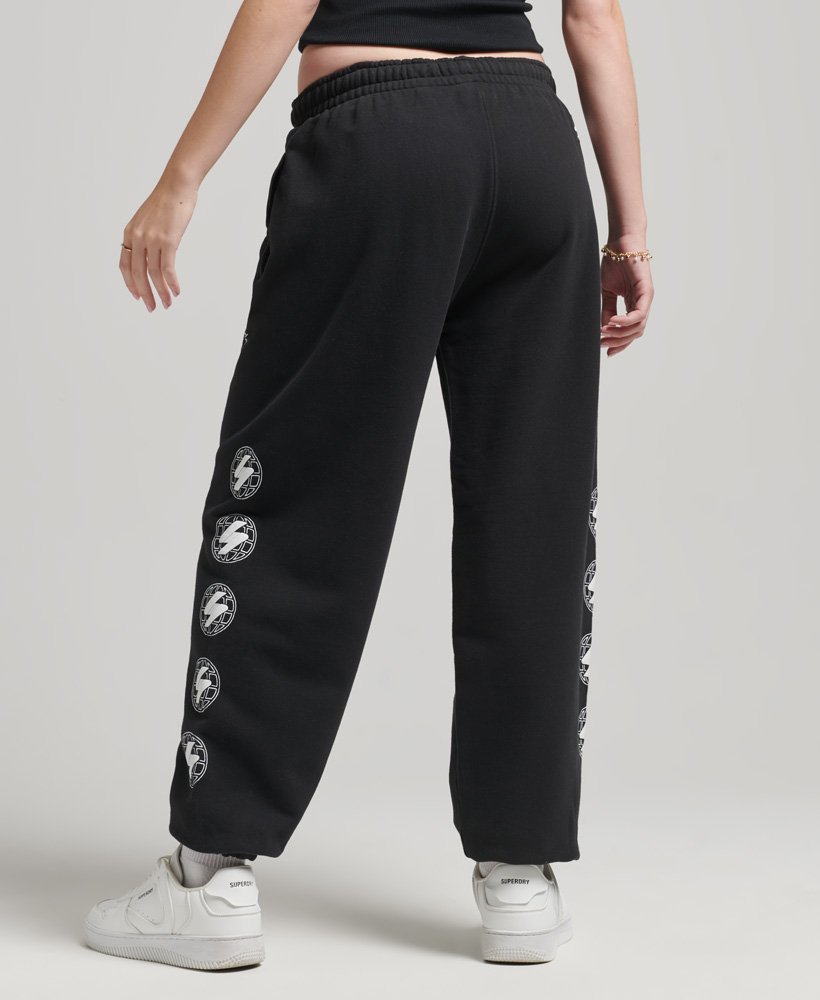 calça de moletom unissex globe s logo na cor preta.