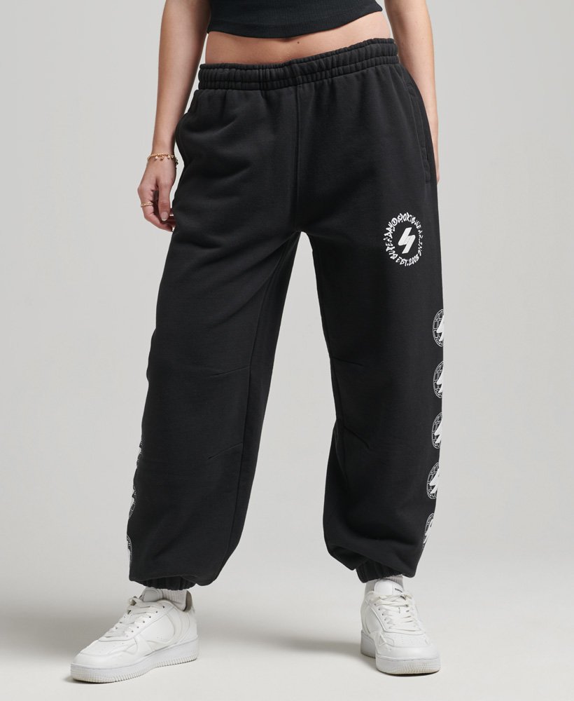 calça de moletom unissex globe s logo na cor preta.