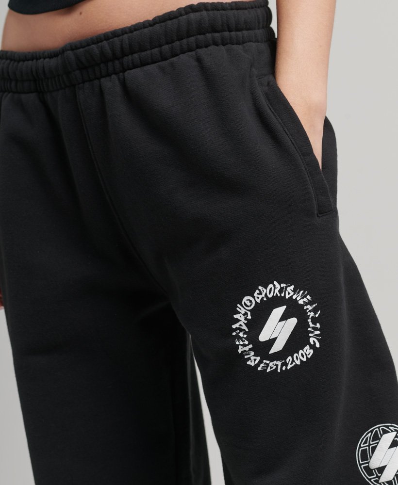 calça de moletom unissex globe s logo na cor preta.