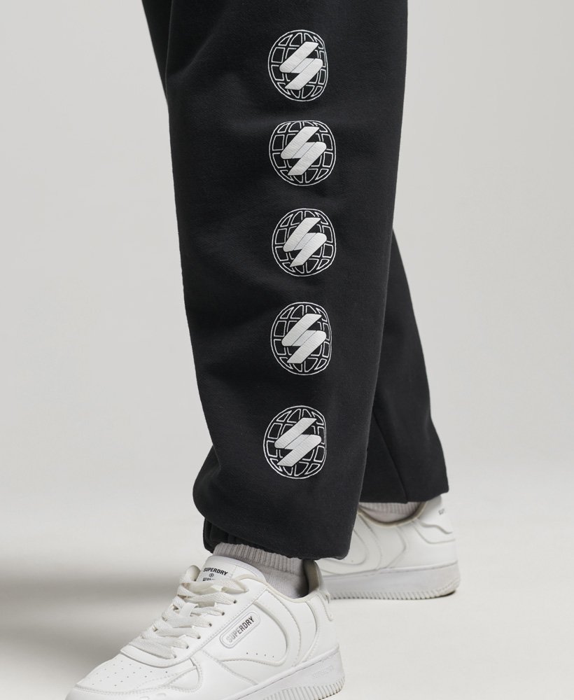 calça de moletom unissex globe s logo na cor preta.