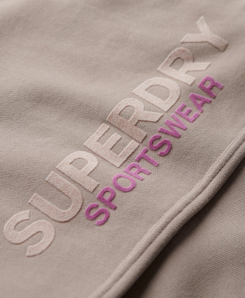 calça jogger estilo boyfriend esportiva em tecido texturizado bege escuro.
